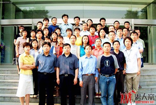 史上最囧的集体照(全部是一个人脸)
