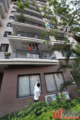 福州两岁女童四楼坠下 楼下4人徒手接住