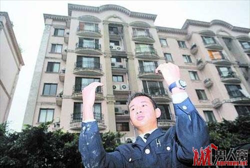  2岁女童从六楼阳台坠下 小区护卫冒死接住
