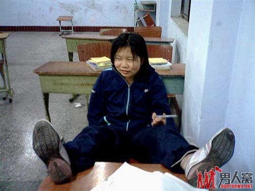 读书读傻的女学生 咱们惹不起！