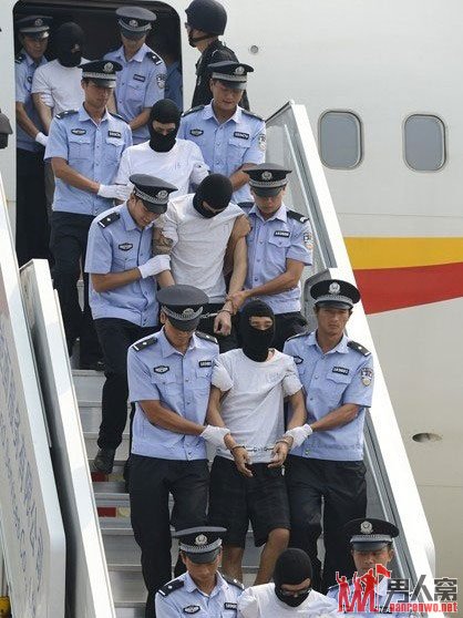 海外强迫同胞卖淫的37名中国人被押回国