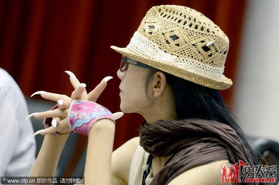 54岁杨丽萍混搭装显个性