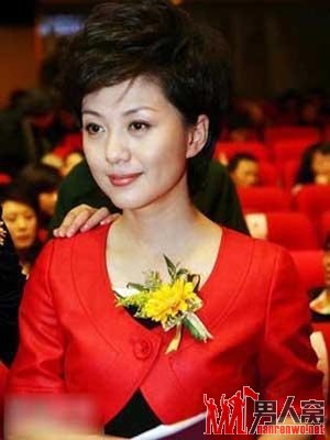 海霞是一个美丽与知性并存的主持人