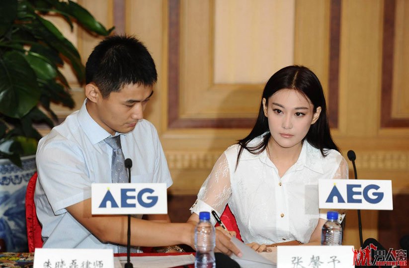 张馨予开记者会澄清坐台谣言