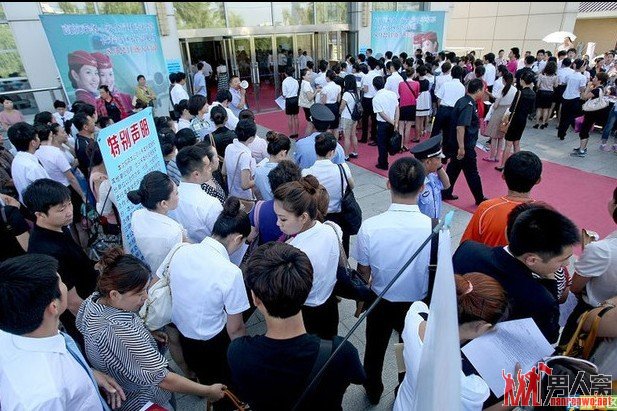 应聘空姐现场曝光 除了脱衣还要脱鞋