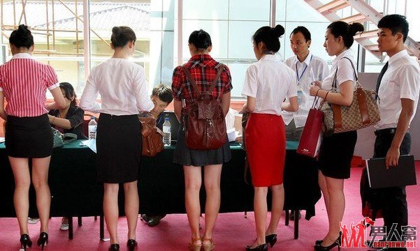 应聘空姐现场曝光 除了脱衣还要脱鞋