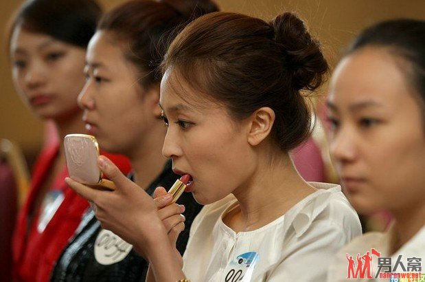 应聘空姐现场曝光 除了脱衣还要脱鞋