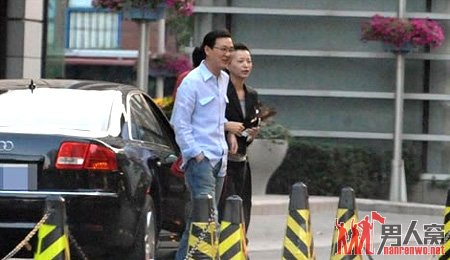 董卿与富豪男友宓春雷的罕见亲密照
