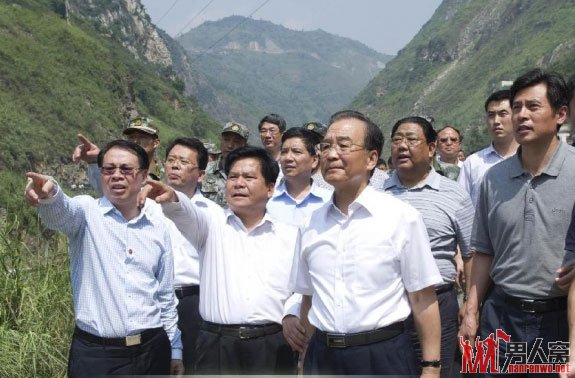 这是温家宝在秀水村察看灾情
