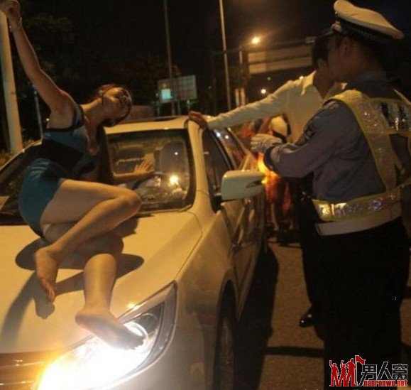 海归爆乳女醉驾调戏交警被放行 在网上引起争议