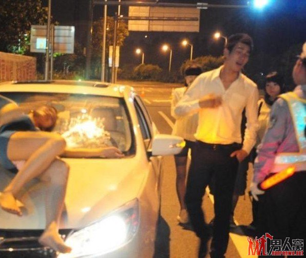 海归爆乳女醉驾调戏交警被放行 在网上引起争议