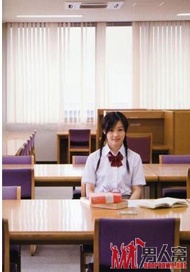 日本早熟女学生成熟诱人的一面 