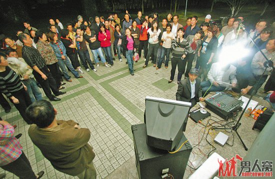 两兄弟路边K歌被砍杀