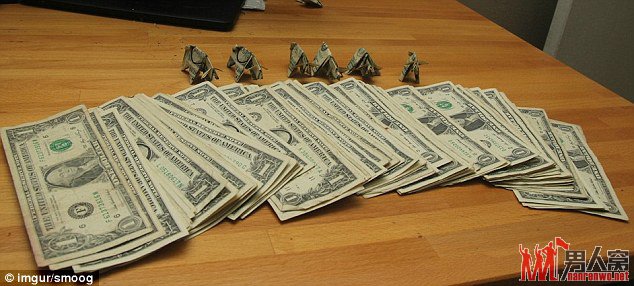 男子不满被开罚单 将137张纸钞折成小猪交罚款 
