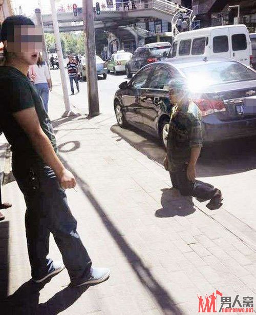 老汉擦坏轿车跪地求免赔 自损尊严的做法不可取