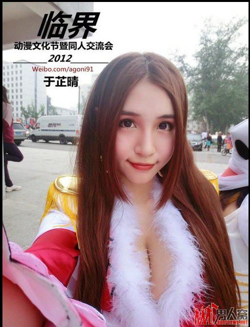 90后嫩模于芷晴挤出“事业线” 挑战女帝走红网络