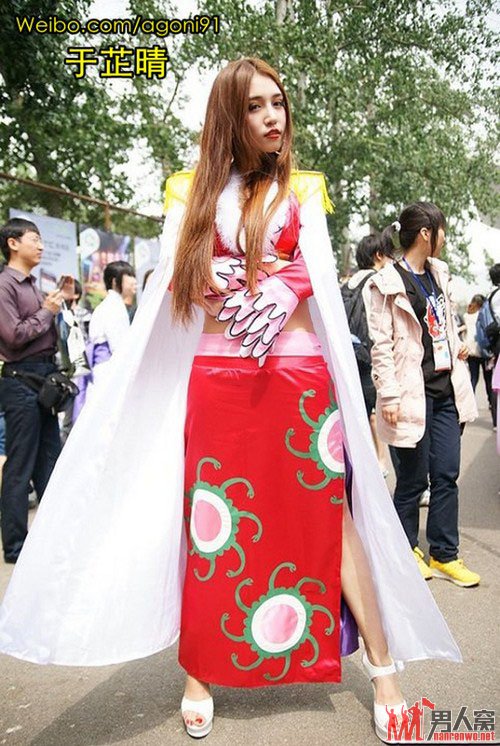 90后嫩模于芷晴挤出“事业线” 挑战女帝走红网络