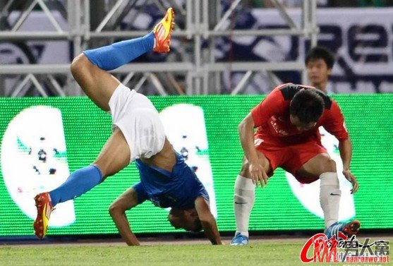 申鑫再现激烈冲突 双方两位外援却爆发了冲突见红