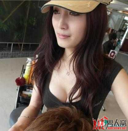 极品爆乳美女发型师走红网络 生意火爆