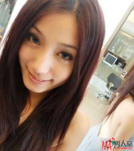 极品爆乳美女发型师走红网络 生意火爆