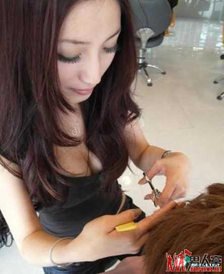 极品爆乳美女发型师走红网络 生意火爆
