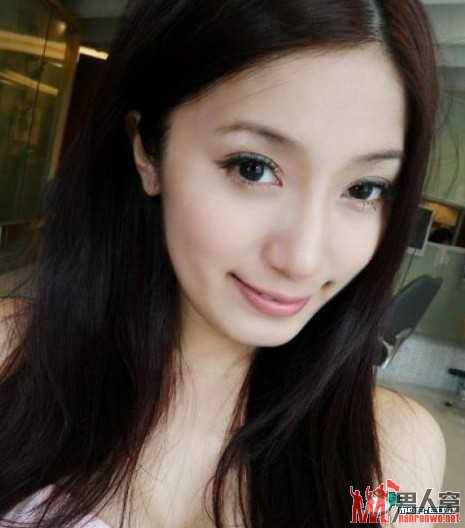 极品爆乳美女发型师走红网络 生意火爆