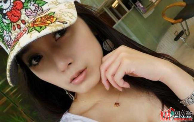 极品爆乳美女发型师走红网络 生意火爆