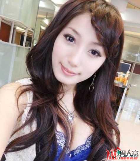 极品爆乳美女发型师走红网络 生意火爆