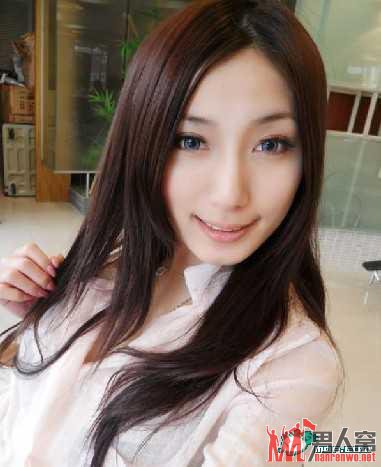 极品爆乳美女发型师走红网络 生意火爆