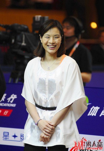 吴敏霞助阵斯诺克上海赛 和丁俊晖互赠了礼物