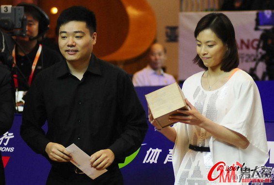 吴敏霞助阵斯诺克上海赛 和丁俊晖互赠了礼物