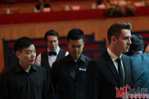 吴敏霞助阵斯诺克上海赛 和丁俊晖互赠了礼物