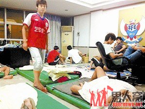 名博俱乐部资金断裂 球员无工资只有白条仍坚持比赛