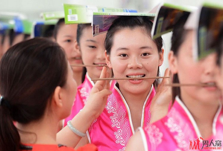 扬州“90后”志愿者礼仪小姐进行魔鬼式训练