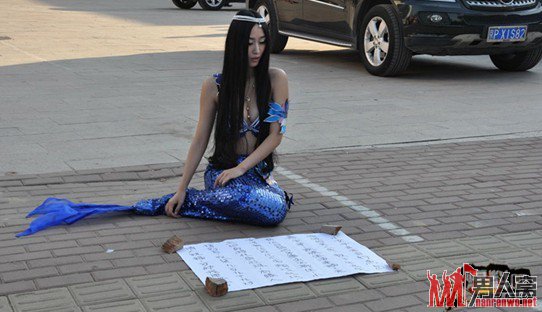 沧州街头惊现“美人鱼” 引路人疯狂围观走红网络