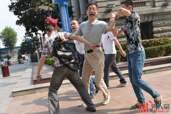 武汉4壮汉当街绑架1名男子