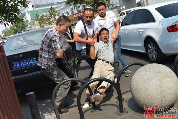 武汉4壮汉当街绑架1名男子