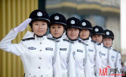扬州80后“警花”换新装赛过网络红人 英姿飒爽展新貌