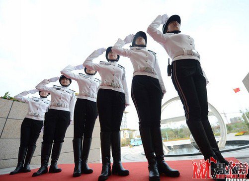 扬州80后“警花”换新装赛过网络红人 英姿飒爽展新貌