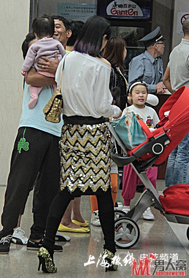 戴琳娇妻美人鱼裙亮相虹口