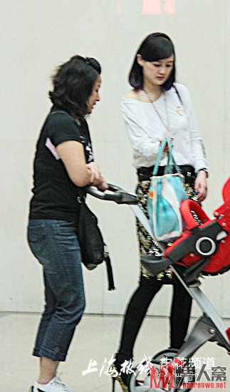戴琳娇妻美人鱼裙亮相虹口