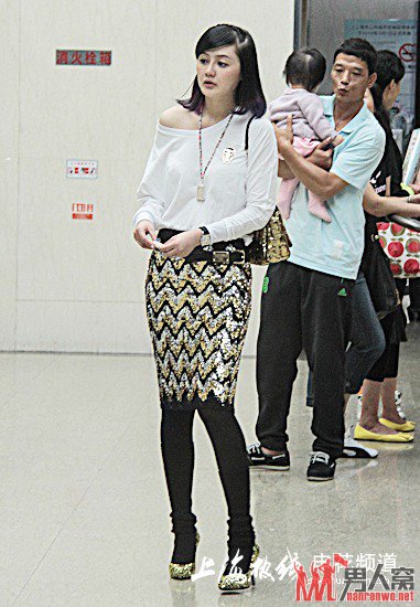 戴琳娇妻美人鱼裙亮相虹口