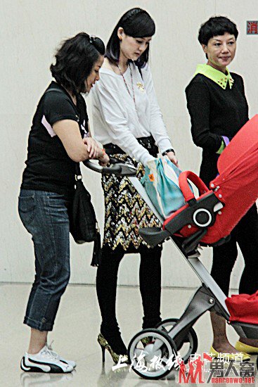 戴琳娇妻美人鱼裙亮相虹口