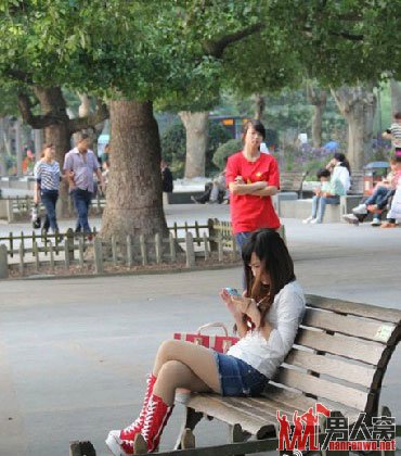 等待顾客的陪游女