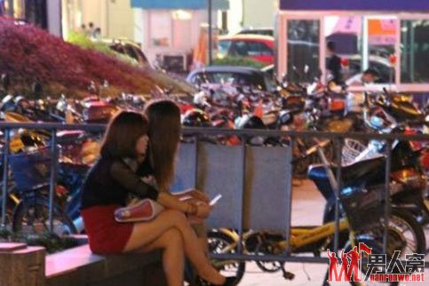 等待顾客的陪游女