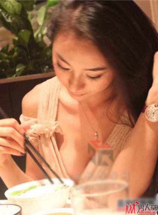 豪乳车模足球宝贝金美辛后台换装任人摆布
