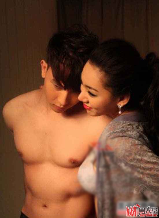 豪乳车模足球宝贝金美辛后台换装任人摆布