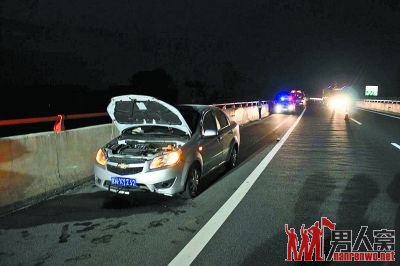 男女同事驾车热吻出车祸