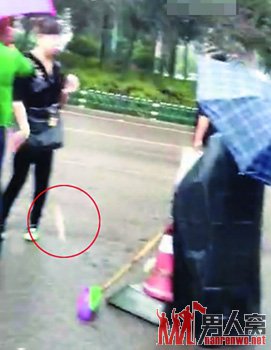 黑衣女子当众侮辱环卫工人 网友大骂其道德败坏