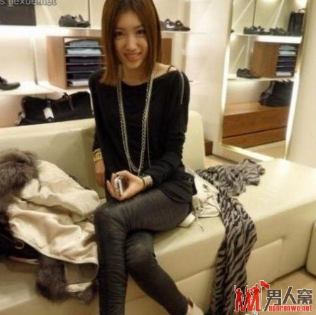 80后的上海富二代奔驰女网络再炫富 自曝奢靡生活